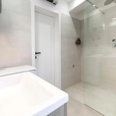 Modern And Cozy Salt & Pepper In Heart Of Apartament