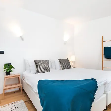 Modern And Cozy Salt & Pepper In Heart Of Apartment *