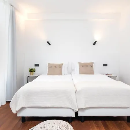 Apartment Modern And Cozy Salt & Pepper In Heart Of