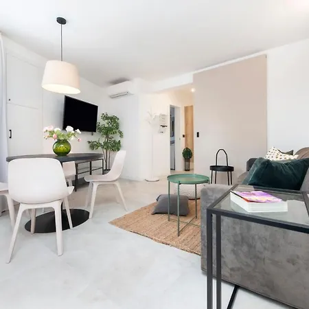 Apartment Modern And Cozy Salt & Pepper In Heart Of