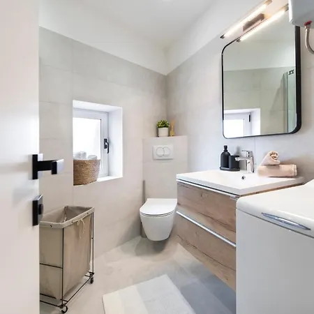 Apartment Modern And Cozy Salt & Pepper In Heart Of