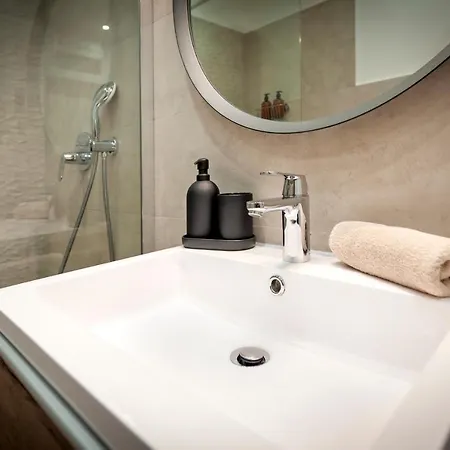 Modern And Cozy Salt & Pepper In Heart Of Apartment *