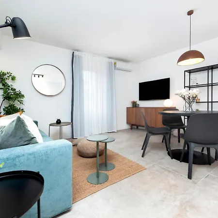 Modern And Cozy Salt & Pepper In Heart Of Apartment *